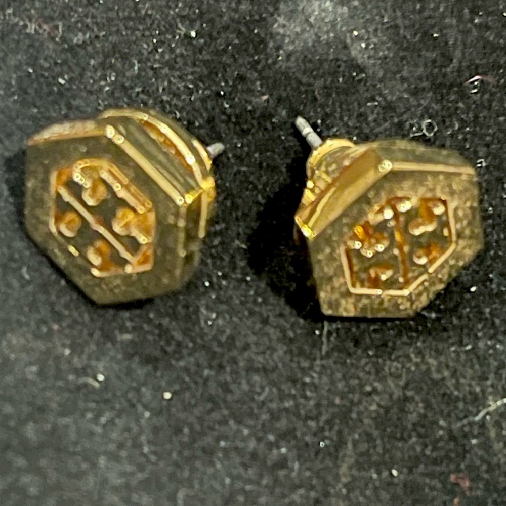 Tory Burch, Gold tone posts